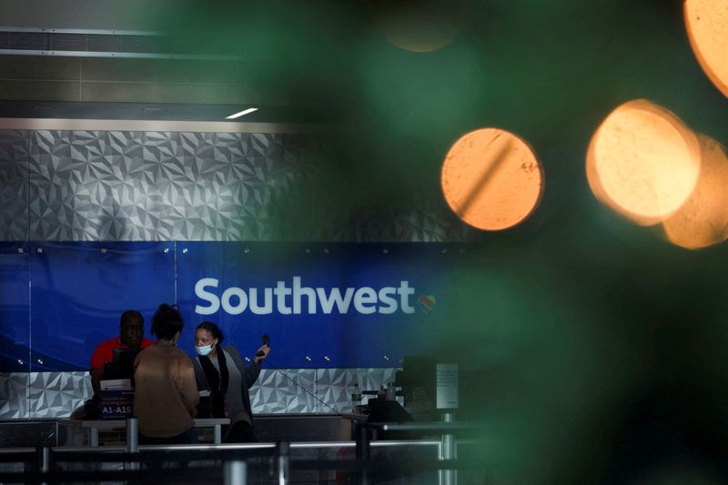 &copy; Reuters. FILE PHOTO: Southwest customers visit the help desk after U.S. airlines, led by Southwest, canceled thousands of flights due to a massive winter storm which swept over much of the country before and during the Christmas holiday weekend, at Dallas Love Fie