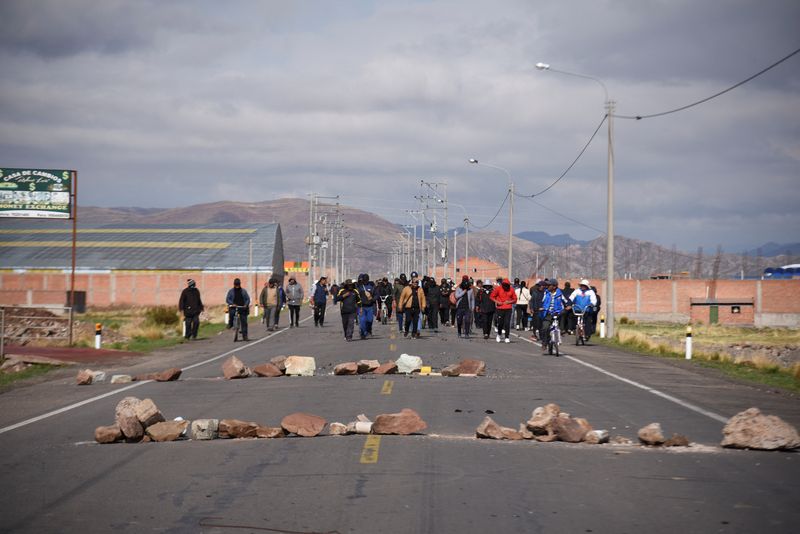 &copy; Reuters. Manifestantes bloquean el cruce fronterizo de Desaguadero entre Bolivia y Perú.  Enero 6, 2023. REUTERS/Claudia Morales