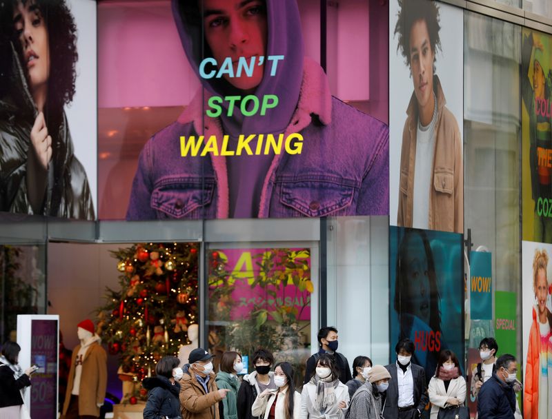 &copy; Reuters. FILE PHOTO: People wear protective masks in a shopping district amid the coronavirus disease (COVID-19) outbreak in Tokyo, Japan, December 14 , 2020. REUTERS/Kim Kyung-Hoon