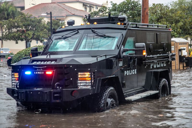 © Reuters. A police armoured vehicle drives down a flooded street in east Santa Barbara, California, U.S. January 9, 2023.  REUTERS/Erica Urech   