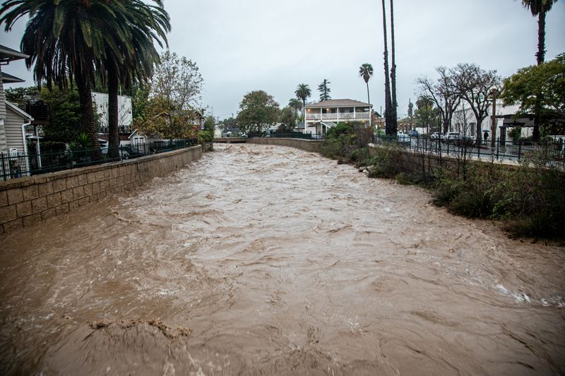 © Reuters. تدفق مياه بعد عاصفة في غرب سانتا باربرا بولاية كاليفورنيا الأمريكية يوم الاثنين. تصوير: إيريكا يوريتش – رويترز. يحظر إعادة بيع الصورة أو الاحتفاظ بها في أرشيف.