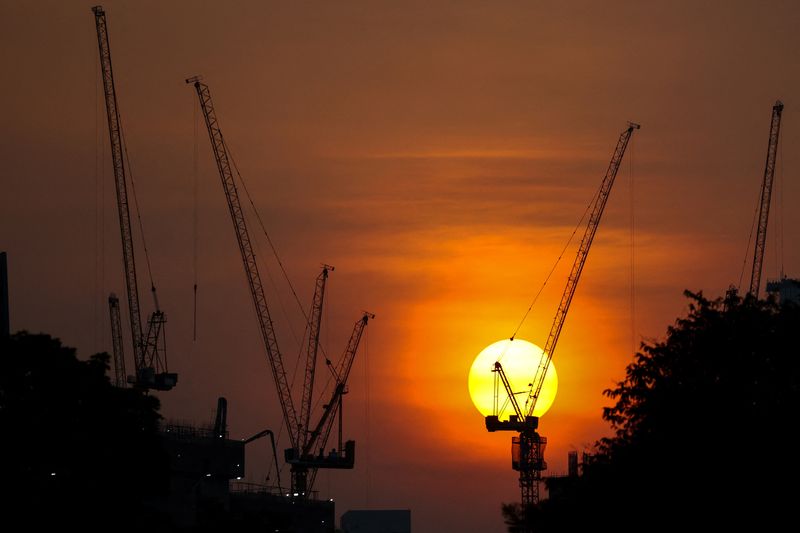 &copy; Reuters. The sun sets behind a construction crane in Bangkok, Thailand, November 8, 2022. REUTERS/Athit Perawongmetha/Files