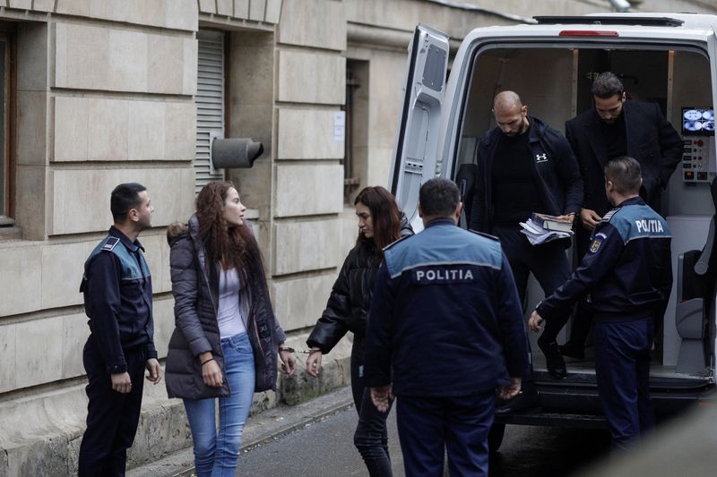 © Reuters. Andrew Tate and his brother Tristan are escorted by police officers outside the headquarters of the Bucharest Court of Appeal, in Bucharest, Romania, January 10, 2023. Inquam Photos/Octav Ganea via REUTERS 