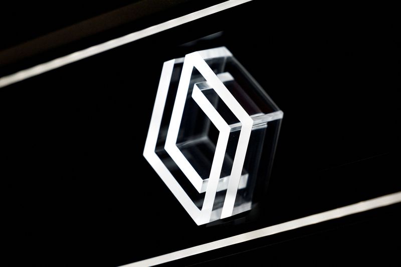 &copy; Reuters. FILE PHOTO: Renault logo is displayed at 2022 Paris Auto Show, France October 17, 2022. REUTERS/Stephane Mahe/File Photo