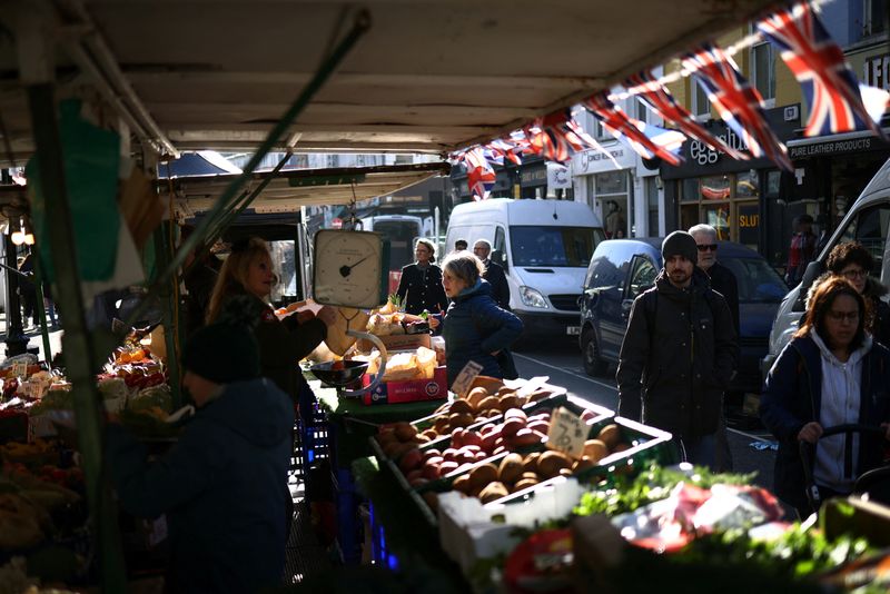 &copy; Reuters. People browse food items for sale at a fruit and vegetable stall at Portobello Road Market in London, Britain November 18, 2022. REUTERS/Henry Nicholls/Files