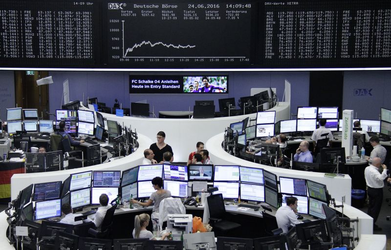 &copy; Reuters. Photo d'archives des traders travaillant à leurs bureaux à la bourse de Francfort. /Photo prise le 24 juin 2016/REUTERS/Staff