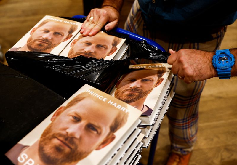 &copy; Reuters. A staff member unpacks copies of Britain's Prince Harry's autobiography 'Spare' at Waterstones bookstore, in London, Britain January 10, 2023. REUTERS/Peter Nicholls