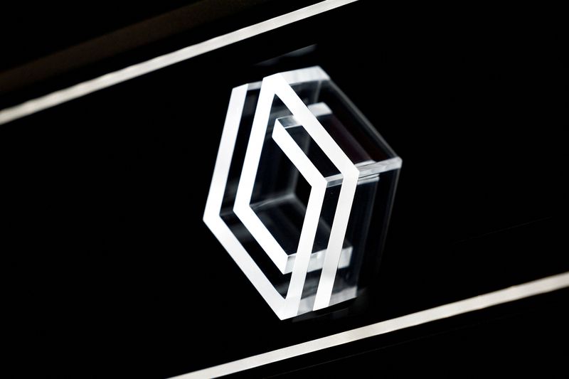 &copy; Reuters. Photo d'archives du logo de Renault. /Photo prise le 17 octobre 2022 à Paris, France/REUTERS/Stéphane Mahé