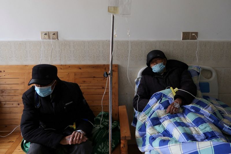 &copy; Reuters. FILE PHOTO: Tang Shunping, 80, receives IV drip treatment at a clinic in a village of Lezhi county after strict measures to curb the coronavirus disease (COVID-19) were removed nationwide, in Ziyang, Sichuan province, China December 29, 2022. REUTERS/Ting