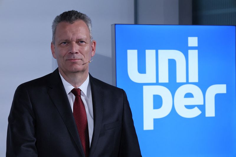 &copy; Reuters. Klaus-Dieter Maubach, CEO of German utility Uniper, one of Germany's largest publicly listed energy supply companies, poses in front of the company's logo in Duesseldorf, Germany, July 8, 2022.   REUTERS/Wolfgang Rattay