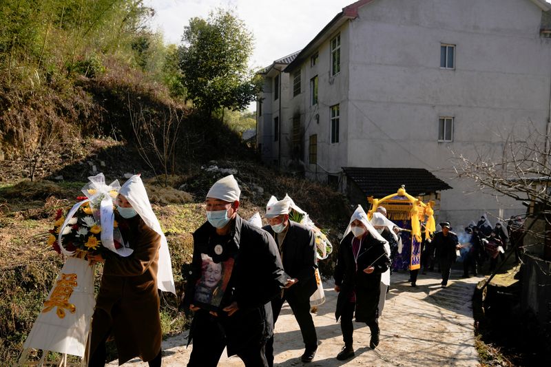 © Reuters. Relatives and neighbours attend the funeral of a woman surnamed Liu, as coronavirus disease (COVID-19) outbreak continues, at a village in Tonglu county, Zhejiang province, China, January 9, 2023. REUTERS/Aly Song
