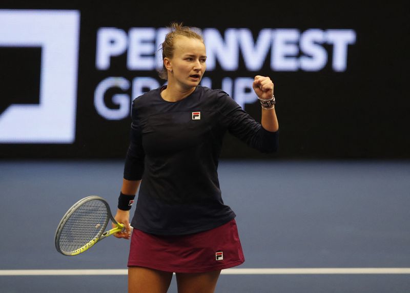 &copy; Reuters. La checa Barbora Krejcikova en la final de individuales contra la polaca Iga Swiatek durante el Abierto de Ostrava, en el  CEZ Arena, Ostrava, República Checa, 9 de octubre de 2022. REUTERS/David W Cerny