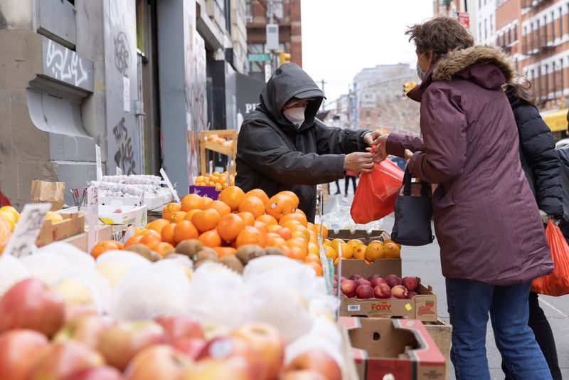 &copy; Reuters. A person works at a stall selling fruit and vegetables in Manhattan, New York City, U.S., March 28, 2022. REUTERS/Andrew Kelly