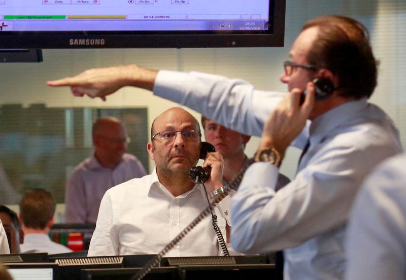 &copy; Reuters. Des traders travaillent dans le quartier financier de Londres. /Photo prise le 24 juin 2016/REUTERS/Russell Boyce