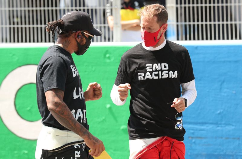 &copy; Reuters. Fórmula 1 F1 - Grande Prêmio da Espanha - Circuito de Barcelona-Catalunha, Barcelona, ​​Espanha. Lewis Hamilton, da Mercedes, e Sebastian Vettel, então da Ferrari, usam camisetas em apoio à campanha Black Lives Matter no grid antes da corrida. 16/