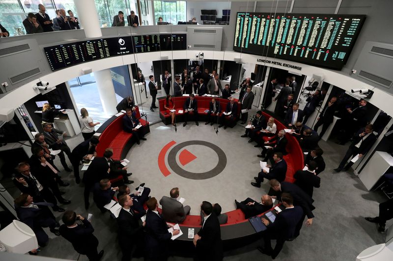 &copy; Reuters. Photo d'archives de traders à la Bourse des métaux de Londres, à Londres, Grande-Bretagne, prise le 27 septembre 2018/REUTERS/Simon Dawson