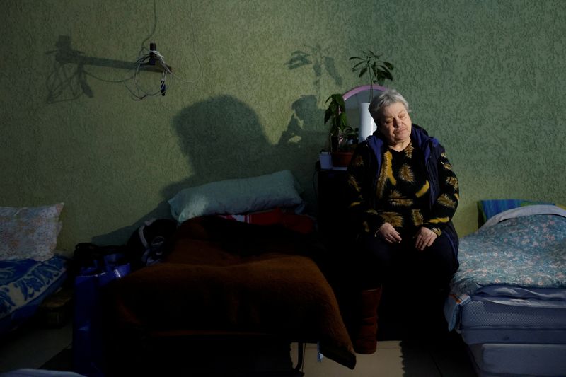 © Reuters. FILE PHOTO: Olha, 60, resident of Soledar waits in a temporary sleeping accommodation before being transported to an evacuation train where she will get out in Dnipro, as Russia's attack on Ukraine continues, in Kramatorsk, Ukraine, January 8, 2023. REUTERS/Clodagh Kilcoyne    