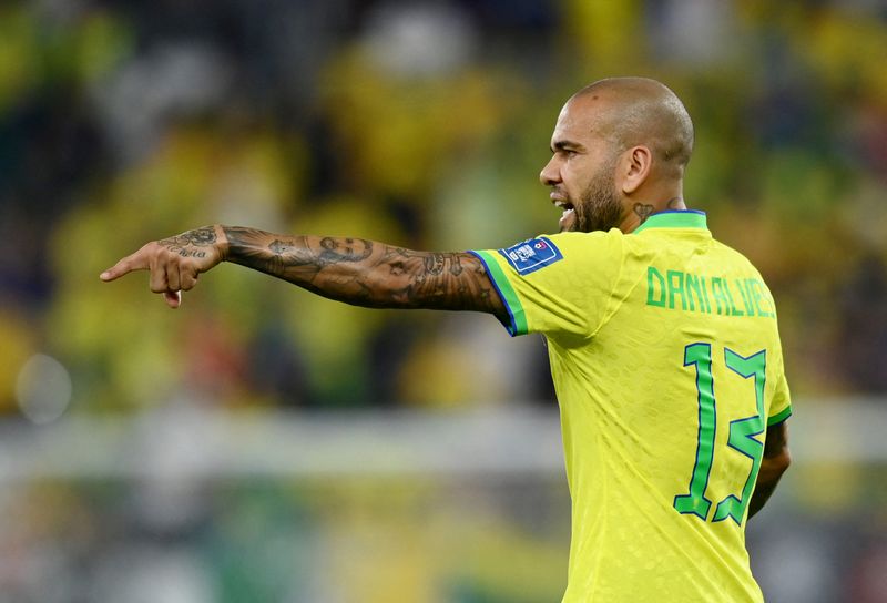 &copy; Reuters. Daniel Alves durante partida entre Brasil e Camarões pela Copa do Mundo do Catar
05/12/2022 REUTERS/Annegret Hilse