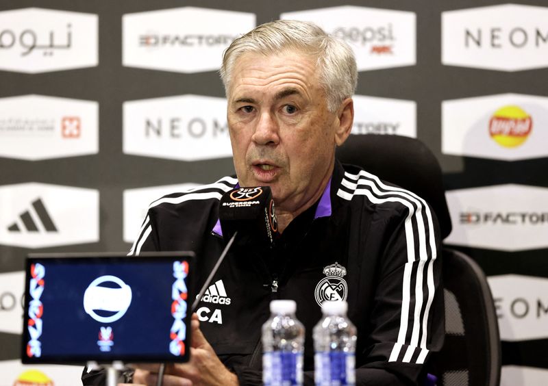 &copy; Reuters. El entrenador del Real Madrid, Carlo Ancelotti, durante una rueda de prensa celebrada en Riad, Arabia Saudita, el 10 de enero de 2023. REUTERS/Ahmed Yosri