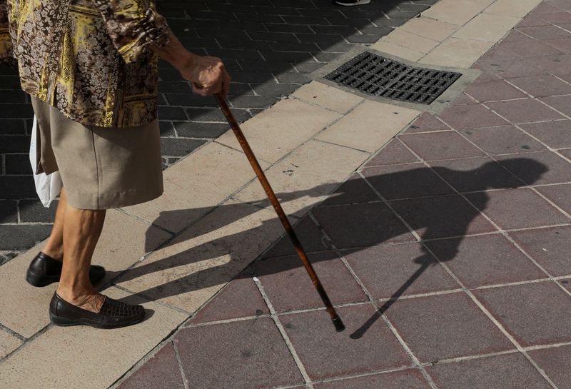 &copy; Reuters. FILE PHOTO: An elderly woman walks in the street of Nice, France, September 4, 2019. REUTERS/Eric Gaillard