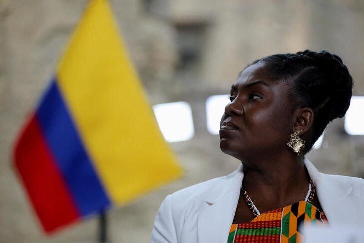 &copy; Reuters. IMAGEN DE ARCHIVO. La vicepresidenta de Colombia, Francia Márquez, observa mientras visita el Museo Fragmentos, Espacio de Arte y Memoria, en Bogotá con el secretario de Estado de los Estados Unidos, Anthony Blinken (no en la foto), Colombia, el 3 de oc