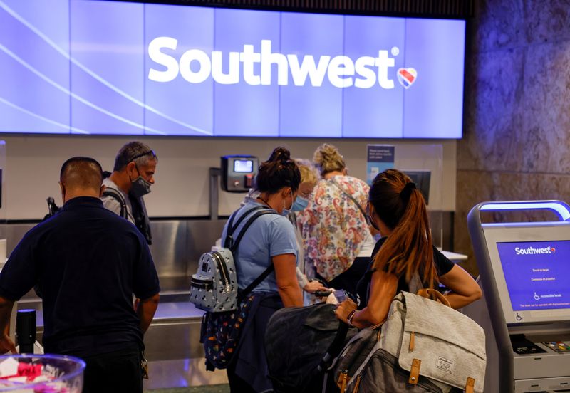 &copy; Reuters. Passengers check in for a Southwest Airlines flight at Orlando International Airport in Orlando, Florida, U.S., October 11, 2021 . REUTERS/Joe Skipper