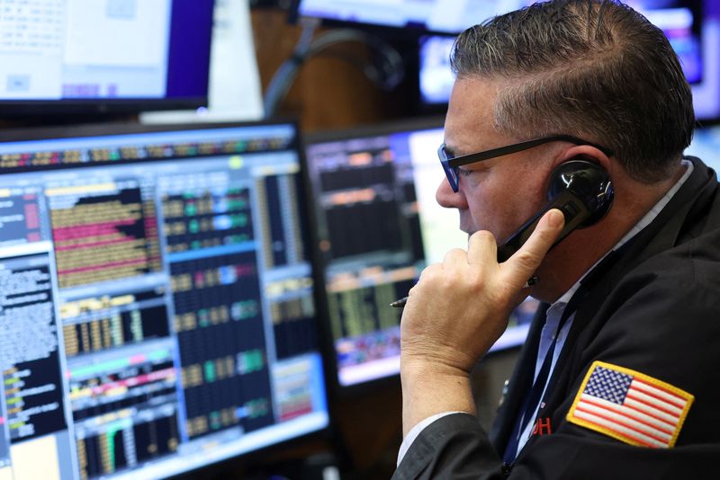 © Reuters. A trader works on the trading floor at the New York Stock Exchange (NYSE) in New York City, U.S., January 5, 2023. REUTERS/Andrew Kelly