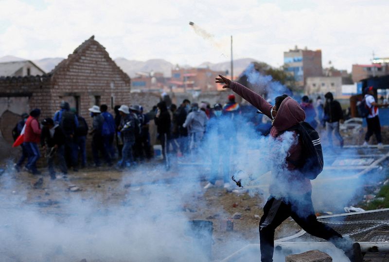 &copy; Reuters. FILE PHOTO: Demonstrators clash with security forces during a protest demanding early elections and the release of jailed former President Pedro Castillo, near the Juliaca airport, in Juliaca, Peru January 9, 2023. REUTERS/Hugo Courotto NO RESALES. NO ARC