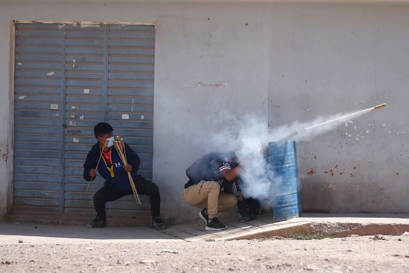 &copy; Reuters. Manifestantes lanzan petardos durante un enfrentamiento contra las fuerzas de seguridad en Juliaca, en la región de Puno, Perú.  Enero 9, 2023. REUTERS/Hugo Courotto