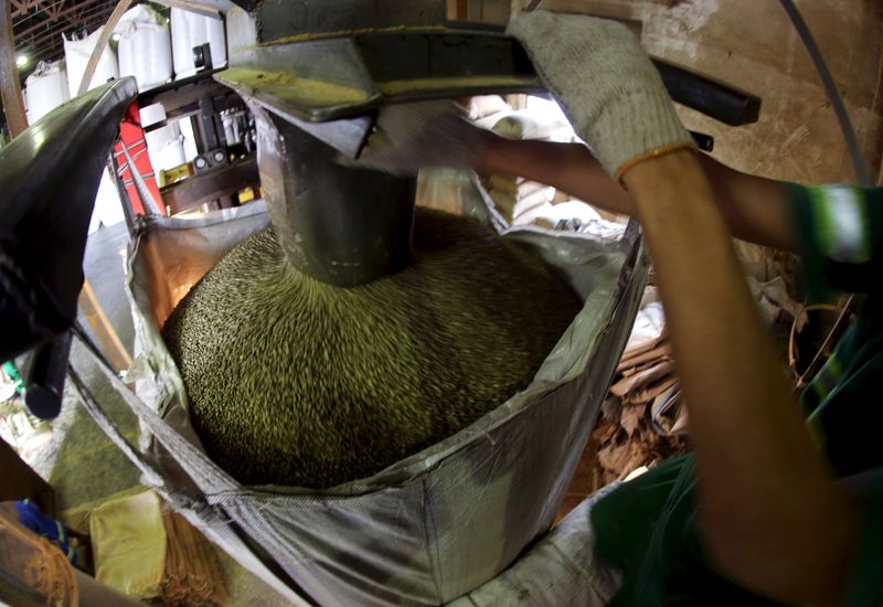 &copy; Reuters. Sacas de grãos de café para exportação em Santos, Brasil.
10/12/2015 
REUTERS/Paulo Whitaker