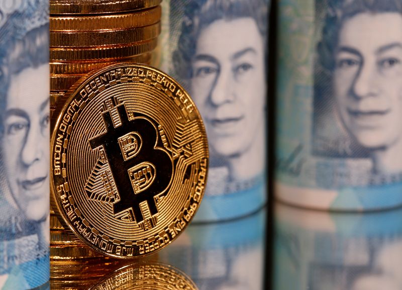 © Reuters. Representações de Bitcoin e notas de libra esterlina 
06/01/2020
REUTERS/Dado Ruvic