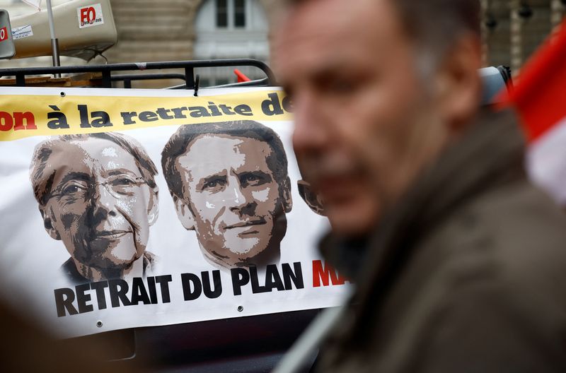 © Reuters. A banner depicting French Prime Minister Elisabeth Borne and French President Emmanuel Macron is pictured as protestors attend a demonstration against pension reform in Rennes on the day the French government unveils its pension reform, France, January 10, 2023. REUTERS/Stephane Mahe