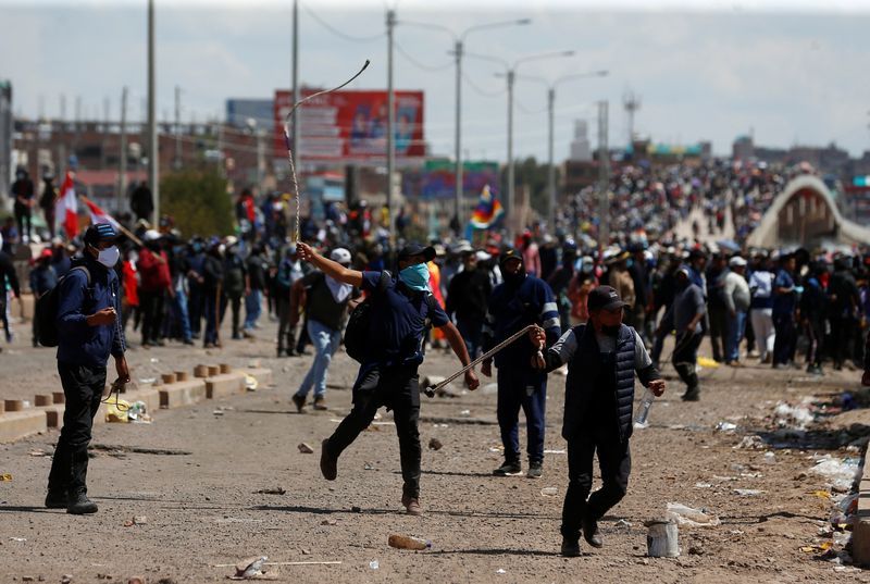 © Reuters. FILE PHOTO: Demonstrators clash with security forces during a protest demanding early elections and the release of jailed former President Pedro Castillo, near the Juliaca airport, in Juliaca, Peru January 9, 2023. REUTERS/Hugo Courotto NO RESALES. NO ARCHIVES