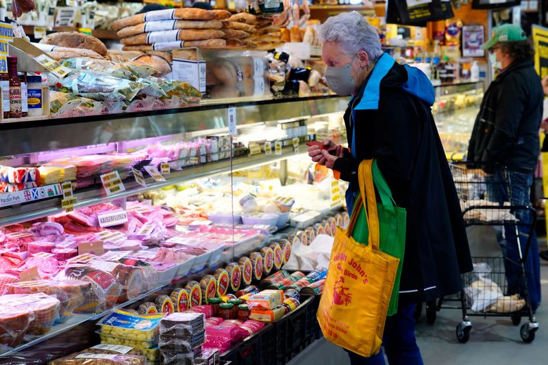 &copy; Reuters. FILE PHOTO: People shop at the South Melbourne Market on the second day of eased coronavirus disease (COVID-19) lockdown regulations set to curb the outbreak, in Melbourne, Australia, October 23, 2021. REUTERS/Sandra Sanders