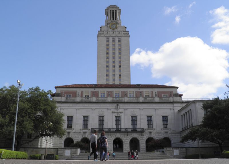 © Reuters. FILE PHOTO: People walk at the University of Texas campus in Austin, Texas, June 23, 2016. REUTERS/Jon Herskovitz