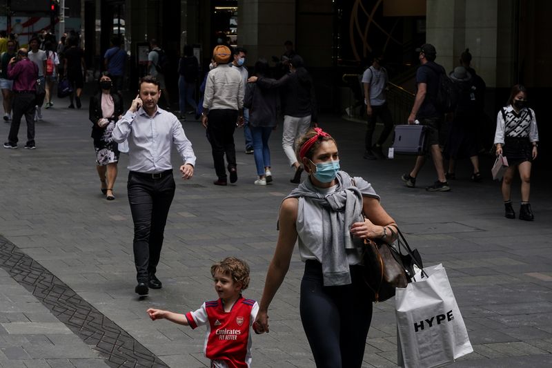 &copy; Reuters. FILE PHOTO: Pedestrians walk through a shopping plaza in the city centre, as the state of New South Wales surpasses the 90 percent double-dose coronavirus disease (COVID-19) vaccination target for its population aged 16 and over, in Sydney, Australia, Nov