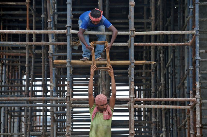 &copy; Reuters. Labourers work at the construction site of a residential building on the outskirts of Kolkata, India, July 5, 2019. REUTERS/Rupak De Chowdhuri/Files