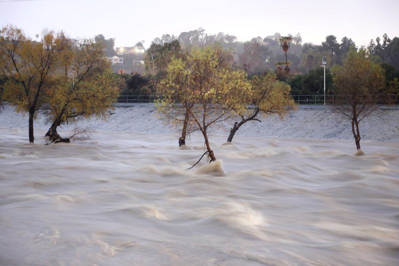 &copy; Reuters. 　１月１０日、記録的豪雨に見舞われている米カリフォルニア州では、停電や洪水のほか土砂崩れで高速道路が寸断され、一部では地域全体に避難命令が出される事態となった。写真はカリ