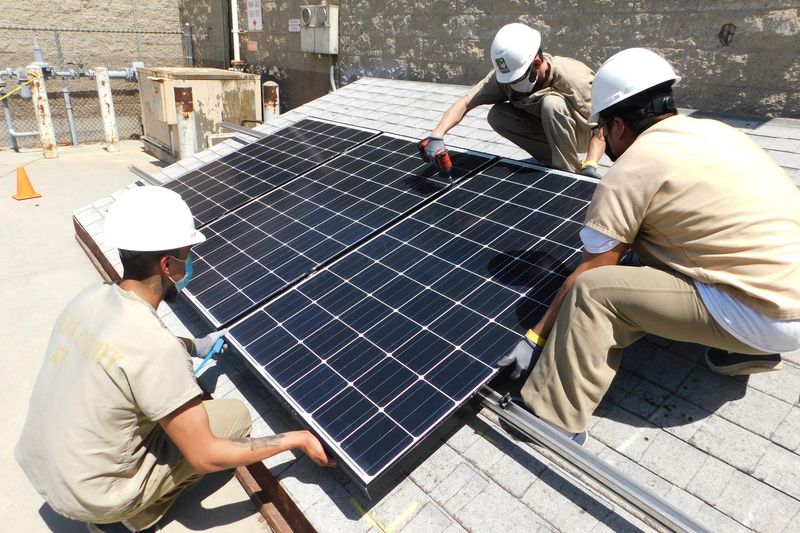 © Reuters. Student inmates at Madera County Jail train to install solar panels in Madera, California, U.S., June 2022. Carmela Arzola-Prudente/Madera County Jail/Handout via REUTERS NO RESALES. NO ARCHIVES. THIS IMAGE HAS BEEN SUPPLIED BY A THIRD PARTY.