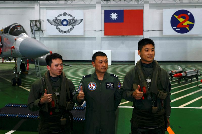 &copy; Reuters. El teniente coronel Wu Bong-yeng posa para una foto en una base aérea en Hsinchu, Taiwán. 11 de enero de 2023. REUTERS/Ann Wang