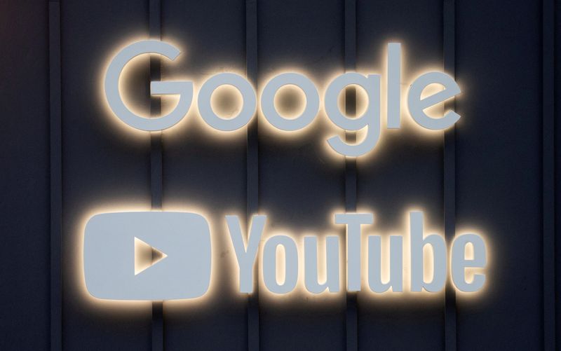 &copy; Reuters. FOTO DE ARCHIVO: Los logotipos de Google y Youtube en Davos, Suiza, el 22 de mayo de 2022. REUTERS/Arnd Wiegmann
