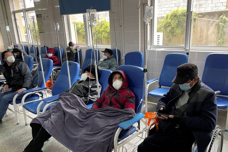 &copy; Reuters. FOTO DE ARCHIVO. Pacientes reciben tratamiento por goteo intravenoso en un hospital, en medio del brote de la enfermedad por coronavirus (COVID-19), en un pueblo del condado de Tonglu, provincia de Zhejiang, China. 9 de enero de 2023. REUTERS/Staff