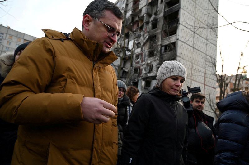 © Reuters. German Foreign Minister Annalena Baerbock and Ukrainian Foreign Minister Dmytro Kuleba visit a residential area damaged by Russian military strikes, amid Russia's attack on Ukraine, in Kharkiv, Ukraine January 10, 2023. Press Service of the Ministry of Foreign Affairs of Ukraine/Handout via REUTERS 