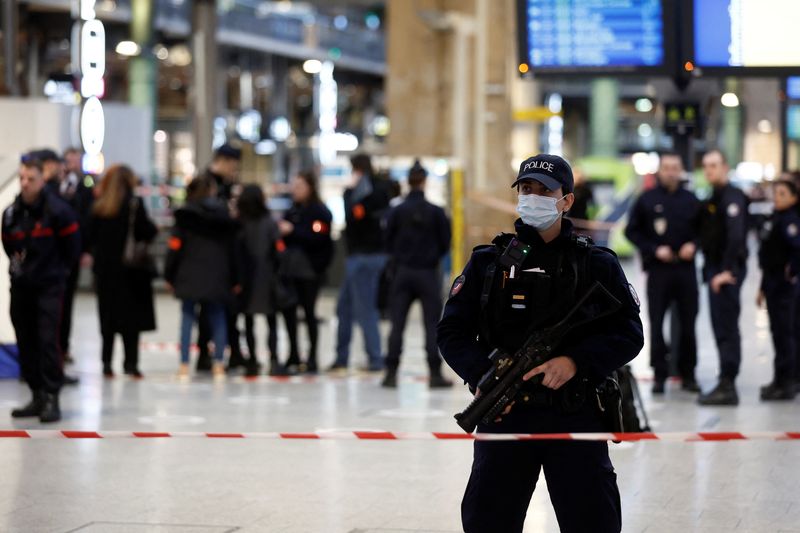 &copy; Reuters. Agentes de la policía francesa vigilan el área en el que un hombre atacó con un cuchillo a varias personas en la estación del Norte de París, Francia, el 11 de mayo de 2023. REUTERS/Benoit Tessier