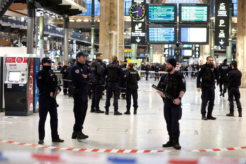 © Reuters. رجال شرطة فرنسيون يؤمنون المنطقة عقب قيام رجل يحمل سكينا بإصابة عدة أشخاص في محطة جار دو نور للقطارات في باريس يوم الأربعاء. تصوير: بنوا تيسيه – رويترز.