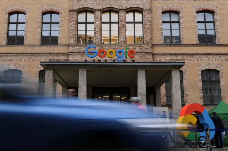 &copy; Reuters. FILE PHOTO: A general view of the entrance of the Google office, ahead of presentation of the detailed investment plan for Germany, in Berlin, Germany, August 31, 2021.  REUTERS/Annegret Hilse/File Photo