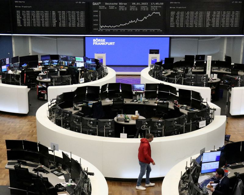 &copy; Reuters. شاشة تعرض بيانات مؤشر داكس الألماني في بورصة فرانكفورت في التاسع من يناير كانون الثاني 2023. تصوير رويترز.