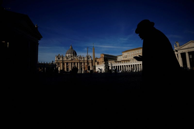 © Reuters. General view of St. Peter's square following the death of Cardinal George Pell, near the Vatican, in Rome, Italy, January 11, 2023. REUTERS/Guglielmo Mangiapane