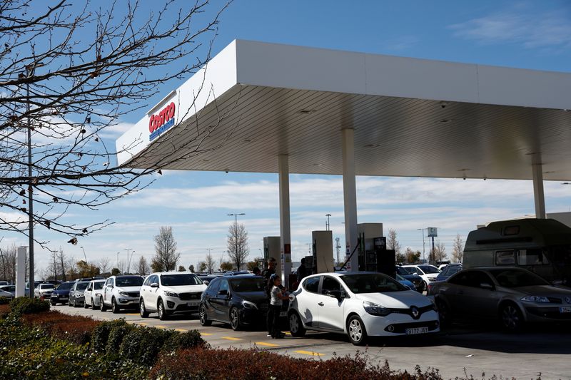 &copy; Reuters. FILE PHOTO: Drivers queue to refuel at a low cost gas station, as gasoline prices keep rising, in Getafe, Spain, March 12, 2022. REUTERS/Susana Vera