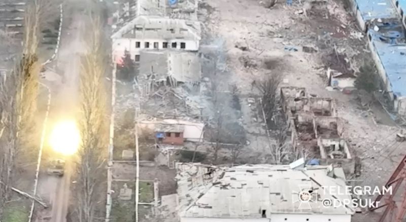 &copy; Reuters. FILE PHOTO: A tank fires a round, amid Russia's attack on Ukraine, in Soledar, Donetsk region, Ukraine, in this screen grab released on January 8, 2023 and obtained from a social media video by Reuters on January 10, 2023. State Border Guard Service Of Uk